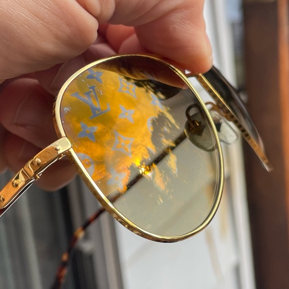 Louis Vuitton Monogram Aviator Sunglasses. - Picture 4 of 6